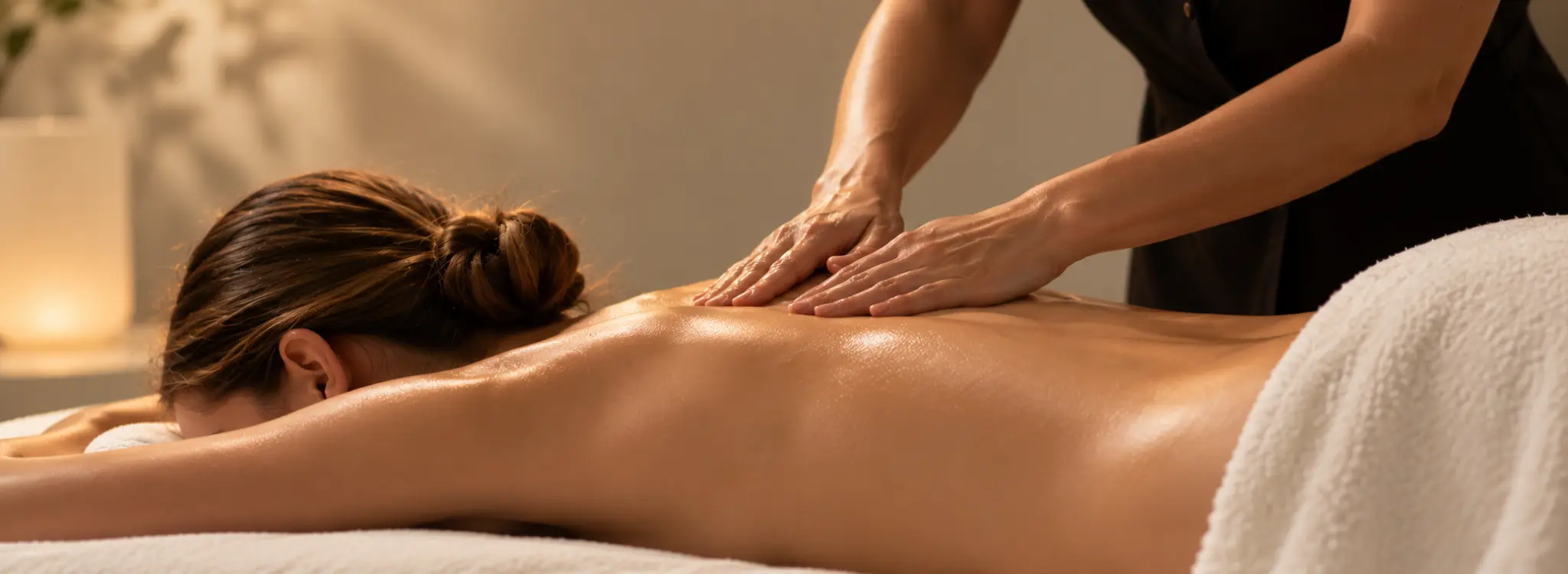 Massage du dos réalisé dans un spa chaleureux