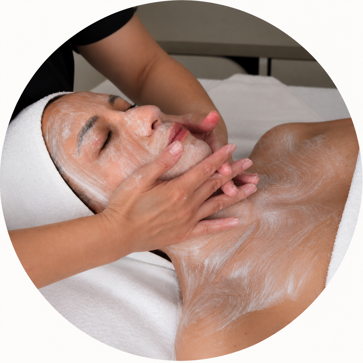 Soin manuel du visage réalisé sur une cliente